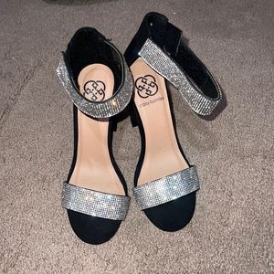 Black & silver daisy fuentes heels size 6.5